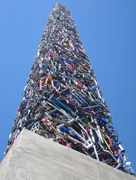 Obeliszk 340 bicikliből és 1 tricikliből
